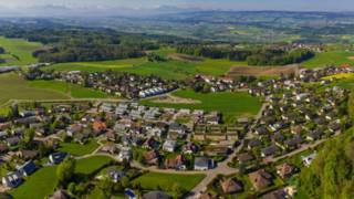 El pueblo de Suiza que eligió pagar una multa de US$300.000 en lugar de recibir a 10 refugiados