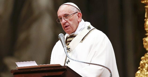 Papa Francisco oficia misa de Navidad en el Vaticano