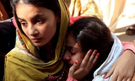 Mueren 42 personas en Pakistán por consumir licor adulterado