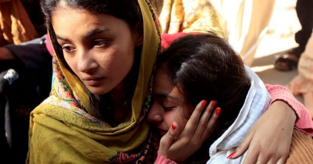 Mueren 42 personas en Pakistán por consumir licor adulterado