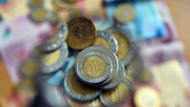 El peso tiene ‘gélido’ inicio de semana