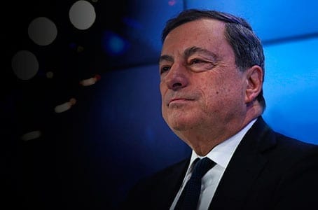 Economía de zona euro mejora, pero riesgos persisten: Draghi