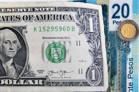 El peso ‘embruja’ al dólar en viernes 13