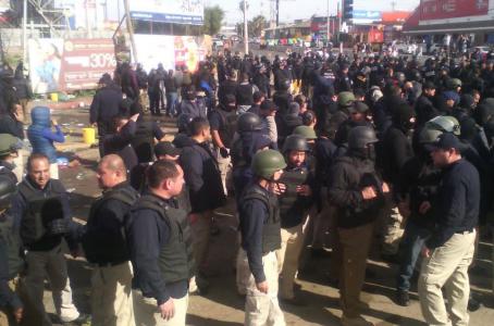 Manifestantes y policía se enfrentan en terminal de Pemex en Rosarito