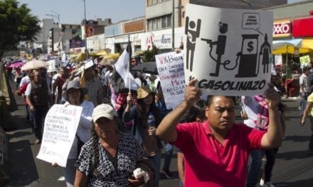 Toman Congreso de Colima y hacen que diputados renuncien a vales de gasolina