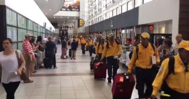 Video: Reciben con aplausos a brigadistas mexicanos en Chile