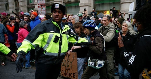 Algunos manifestantes anti Trump enfrentan cargos