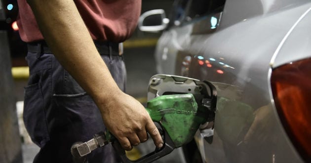 Con retrasos arranca venta de gasolina venezolana en divisas