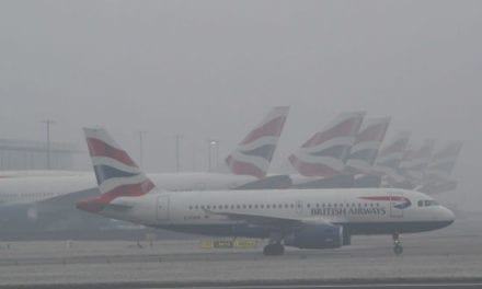 Decenas de vuelos cancelados debido a densa niebla en Londres