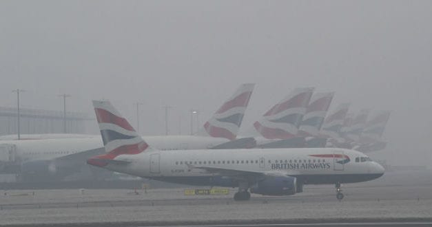 Decenas de vuelos cancelados debido a densa niebla en Londres