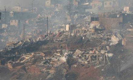 Incendio en Valparaíso deja 100 casas destruidas y 19 heridos