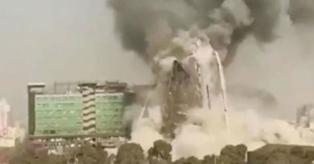Edificio de 17 pisos en Teherán se derrumba tras incendio