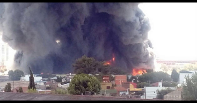 Incendio destruye fábrica de colchones en Argentina