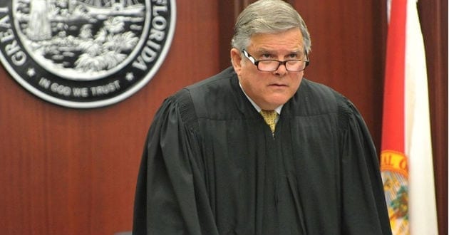 Juez de Florida renuncia tras comentarios racistas y sexistas