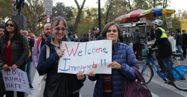 Se manifiestan en pro de migrantes en Los Ángeles