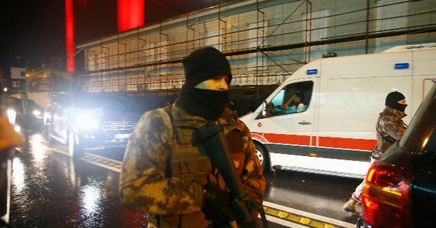 Video: Momento del ataque a un centro nocturno en Estambul