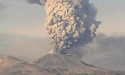 Perú: Volcán Sabancaya expulsa cenizas de 2.500 m de altura