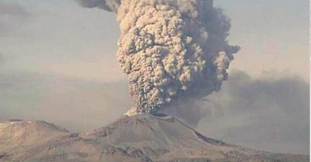 Perú: Volcán Sabancaya expulsa cenizas de 2.500 m de altura