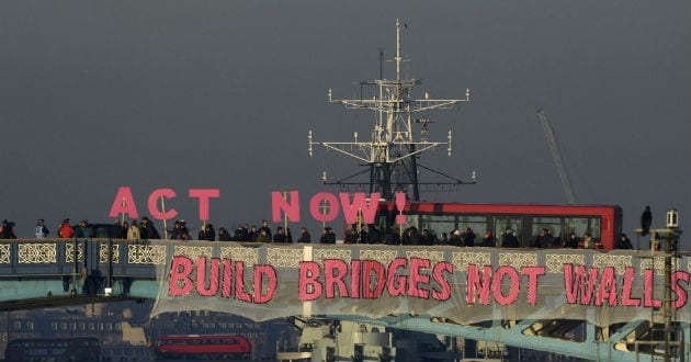 Protestan contra Trump con el eslogan ‘Puentes no muros’