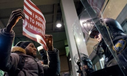 Miles protestan en Estados Unidos contra orden migratoria de Donald Trump