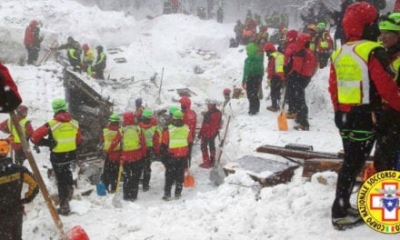 Sigue búsqueda en restos de hotel sepultado por avalancha en Italia