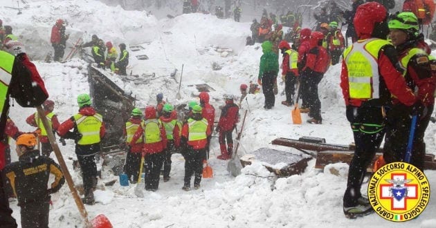 Sigue búsqueda en restos de hotel sepultado por avalancha en Italia