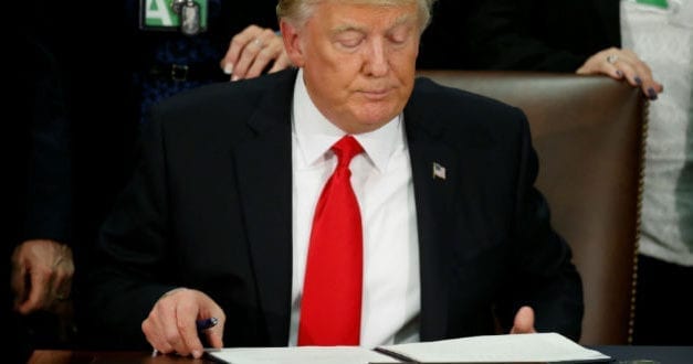 Trump firma decreto para construir muro fronterizo con México