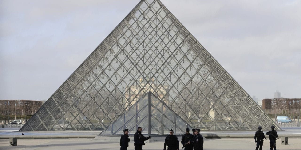 Soldado dispara y hiere a hombre armado que intentaba entrar a museo del Louvre