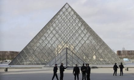 Soldado dispara y hiere a hombre armado que intentaba entrar a museo del Louvre