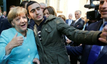 Facebook es demandado en Alemania por ‘selfie’ de refugiado con Merkel