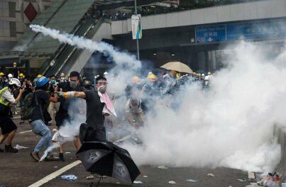 Manifestantes en Hong Kong toman centros comerciales y el metro