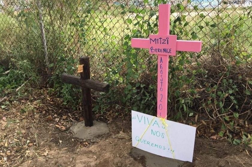 COLOCAN CRUZ ROSA EN EL LUGAR DONDE ENCONTRARON A MITZI