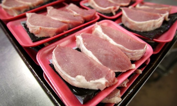 China afloja guerra con EUA, soya y cerdo sin aranceles