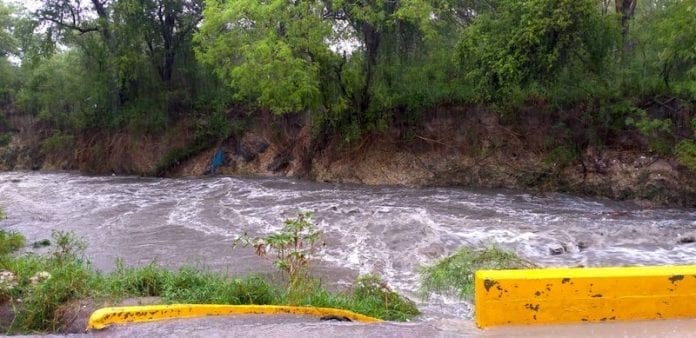 Crecida de ríos y deslaves por el paso de Fernand en Nuevo León