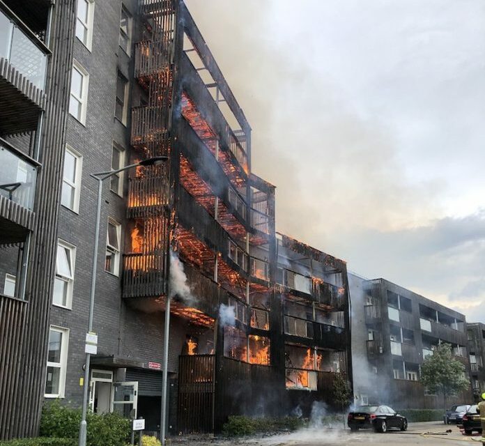 Incendio arrasa edificio residencial en Londres