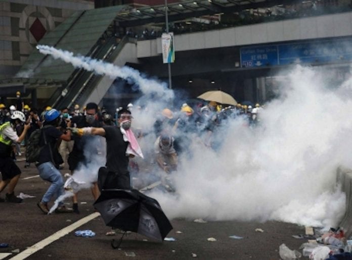 Nueva jornada de violentas protestas en Hong Kong