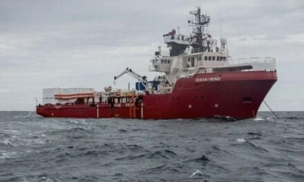 Ocean Viking desembarca a 82 migrantes en Lampedusa
