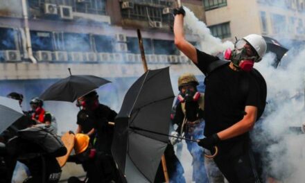 Se intensifica violencia en Hong Kong