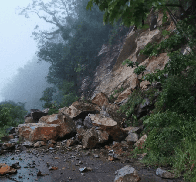 POR LLUVIAS SE DESGAJA CERRO EN EL CAMINO A XILITLA