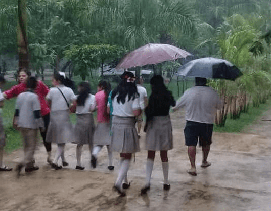 EVACÚAN A 450 ALUMNOS EN COXCATLÁN POR ARROYO CRECIDO