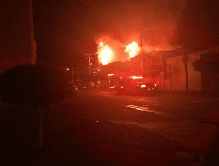 FUERTE INCENDIO ACABA CON EN MUEBLERÍA DE MORALES