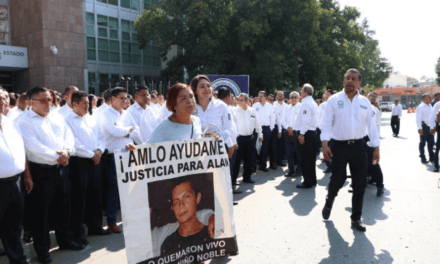 FISCALÍA CIERRA EJE VIAL PARA FOTO DEL RECUERDO; MUJER APROVECHA PARA PEDIR JUSTICIA