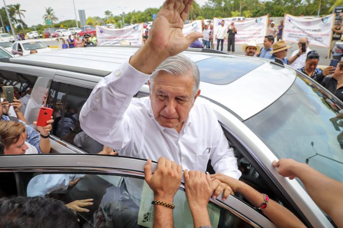 López Obrador llega a Mazatlán en medio de tumultos