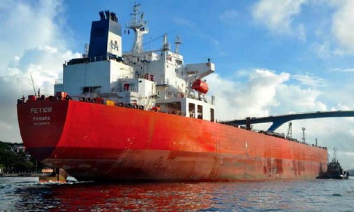 Venezuela envía tres barcos petroleros a Cuba