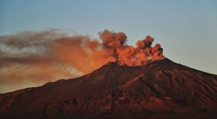 Entra en erupción volcán Etna, el más grande de Europa