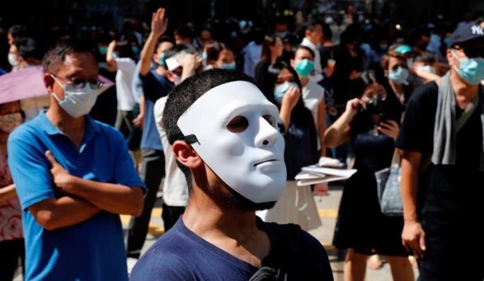 Enmascarados protestan de manera pacífica en Honk Kong
