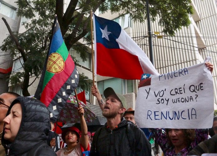 Jóvenes abarrotan centro de Santiago para protesta masiva