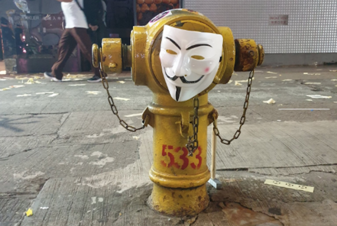 Hong Kong prohíbe el uso de máscaras en las manifestaciones