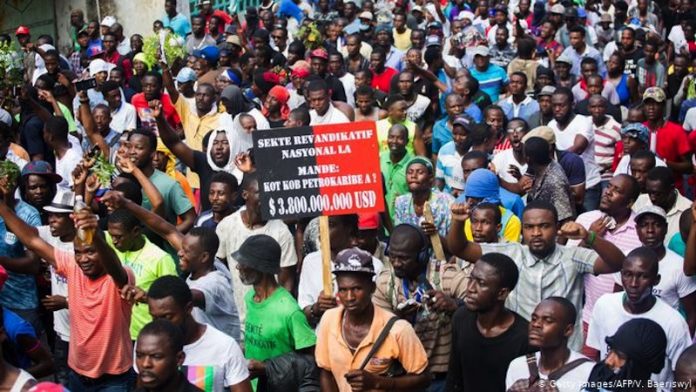 Miles de haitianos protestan contra gobierno