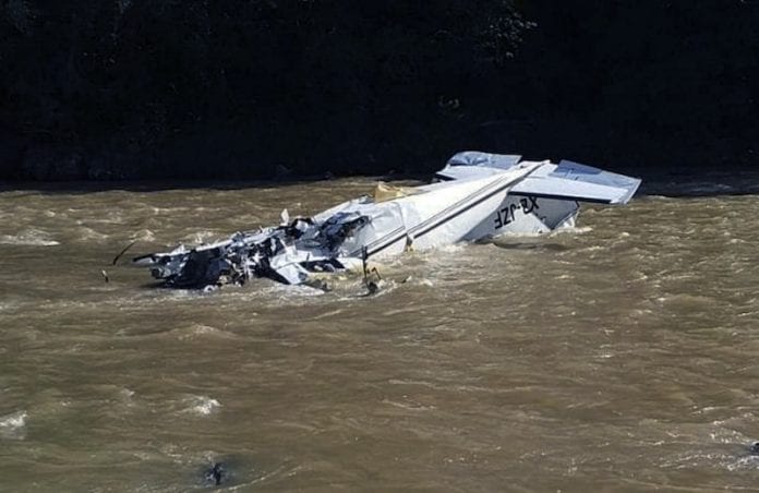 Continúa búsqueda de víctima de percance aéreo en Michoacán